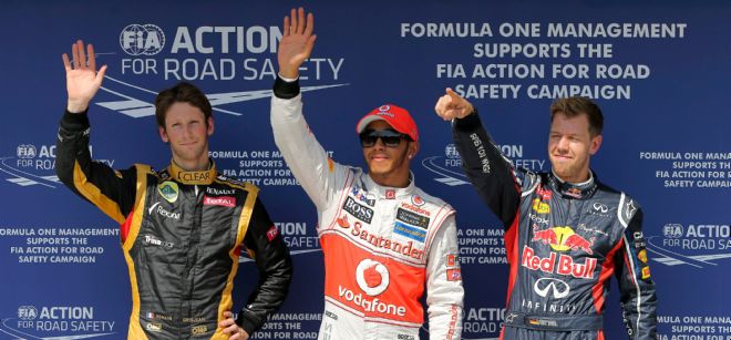 (De iz a der) El piloto francés de Lotus Romain Grosjean, segundo clasificado, el británico de McLaren Mercedes, Lewis Hamilton, primer clasificado, y el alemán Sebastian Vettel, tercer clasificado.