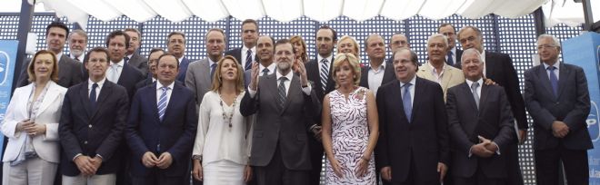 El presidente del Gobierno y del PP, Mariano Rajoy (c), posa con los barones autonómicos de su partido.