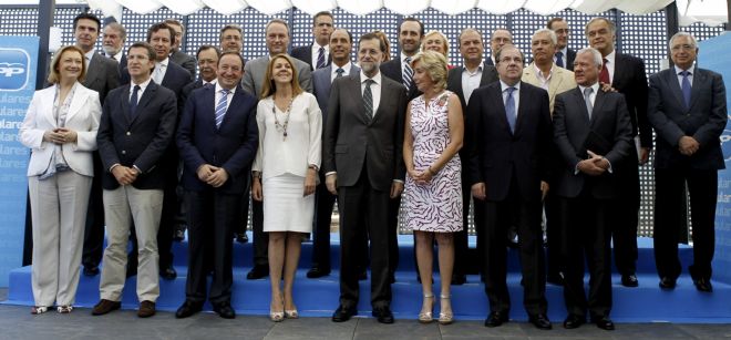 El presidente del Gobierno y del PP, Mariano Rajoy (c), posa con los barones autonómicos.
