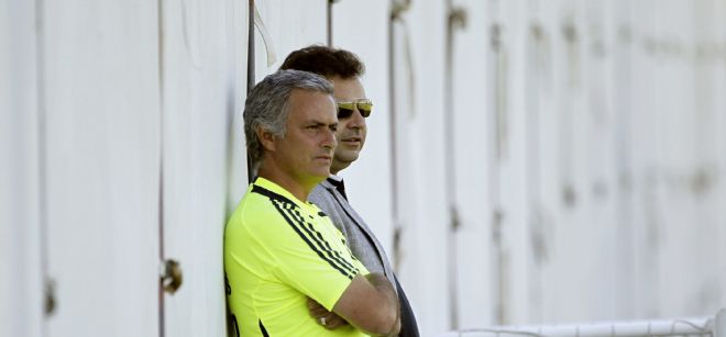 El entrenador del Real Madrid, José Mourinho, y José Ángel Sánchez, director general del club.