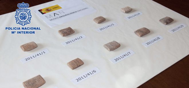 Imagen cedida por la Policía Nacional de las nueve tablillas cuneiformes.