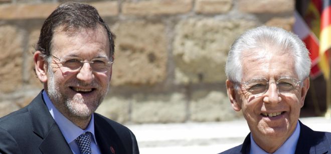 El presidente del Gobierno español, Mariano Rajoy (izda), saluda al primer minitro italiano, Mario Monti.
