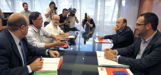 El secretario general del PSOE, Alfredo Pérez Rubalcaba (2d), junto al secretario de Relaciones Institucionales y Política Autonómica del PSOE, Antonio Hernando (d), durante la reunión que ha mantenido.