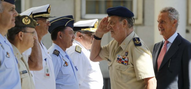 El rey Juan Carlos, junto al ministro de Defensa, Pedro Morenés, saluda a mandos militares.