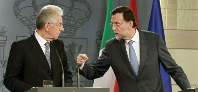 El presidente del Gobierno, Mariano Rajoy (dcha), se dirige a su homólogo italiano, Mario Monti.