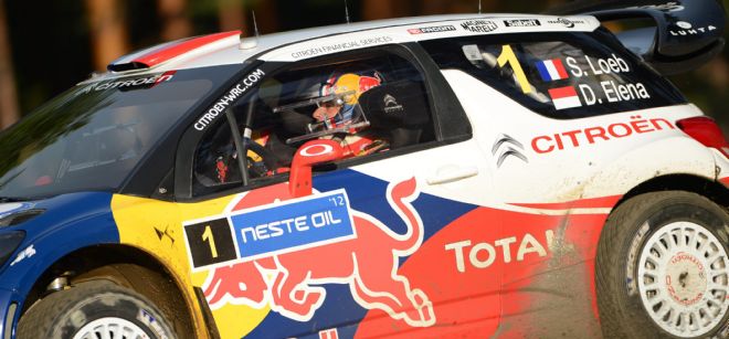 El piloto francés Sebastien Loeb conduce su Citroen DS 3 WRC.