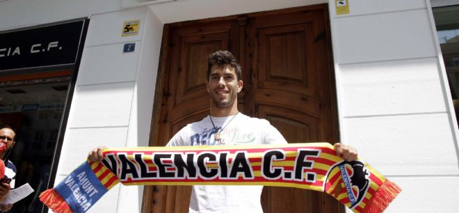 El lateral Didac Vilá, procedente del Milán, posaba ante la entrada de las oficinas del Valencia CF.