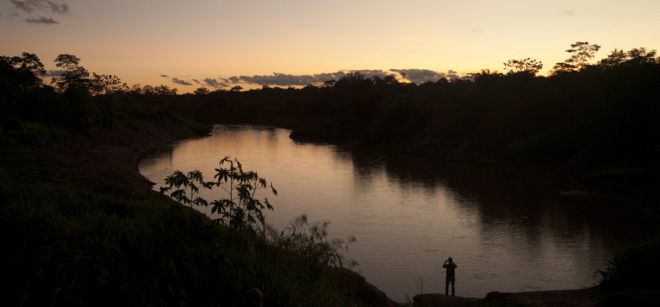 Fotografía de este 12 de julio de 2012 donde una persona observa el río Acre en la población de Río Branco (Brasil).