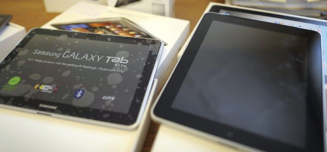 El dispositivo Samsung 10.1 N (izq) y el iPad de Apple.