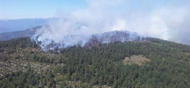 Fotografía facilitada por Bombers de la Generalitat de Catalunya del incendio forestal en Ossera, en la comarca del Alt Urgell.