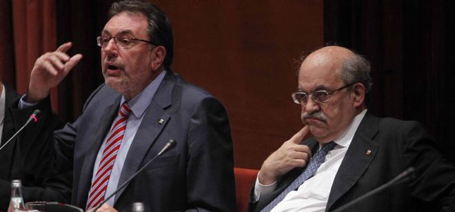 Los consellers de Bienestar Social y Familia, Josep Lluís Cleries (i), y de Economía, Andreu Mas-Colell (d).