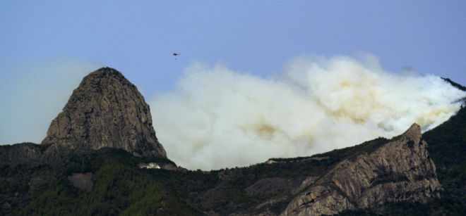 Dos de los seis helicópteros que operaron ayer en las tareas de extinción del incendio de La Palma se han trasladado a La Gomera.