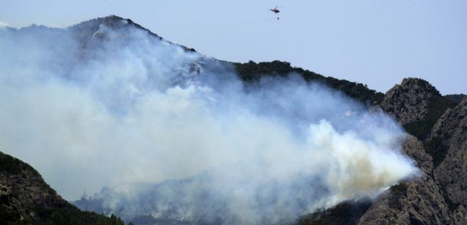 Un helicóptero en el Roque de Ojila trabaja en las labores de extinción.