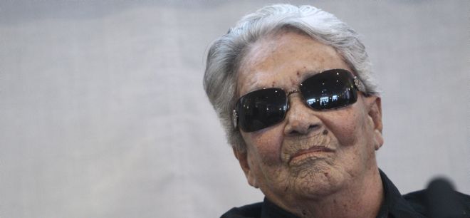 Chavela Vargas con gafas de sol en una rueda de prensa.