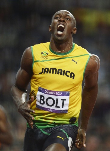 El atleta jamaiquino Usain Bolt gana la prueba de los 100 metros planos masculino.