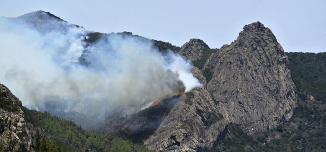 Llamas del incendio afectan al Roque de Ojila.