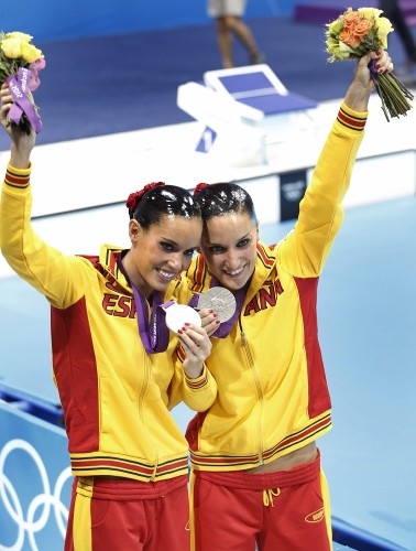 (i-d) Las españolas Andrea Fuentes y Ona Carbonell, celebran la plata en el podio de la final de la modalidad de dúos de natación sincronizada.