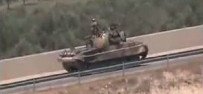 Imagen tomada de una grabación distribuída por la agencia Shaam News el día 4 de agosto de 2012, en la que se muestran soldados sirios a bordo de un vehículo blindado.