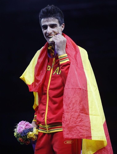 El español Joel González en el podio tras ganar la medalla de oro en la categoría de -58 kilos de taekwondo.