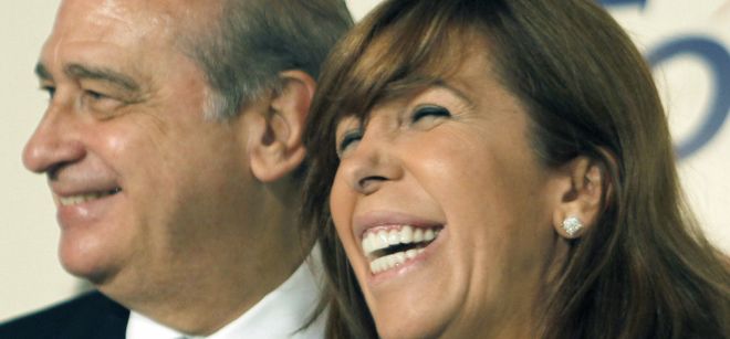 La presidenta del PPC, Alicia Sánchez-Camacho, junto al ministro de Interior, Jorge Fernández Díaz.