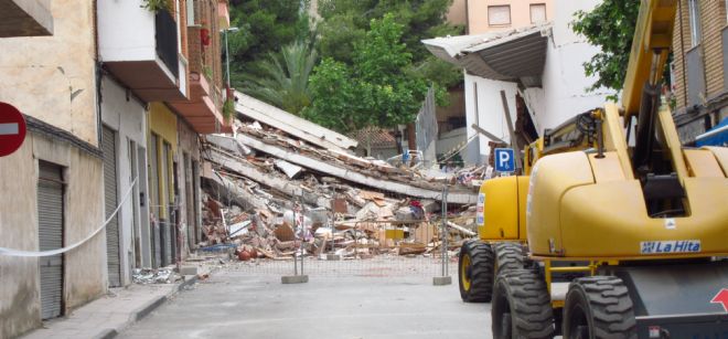 Imagen de una vivienda derribada en Lorca tras el terremoto.