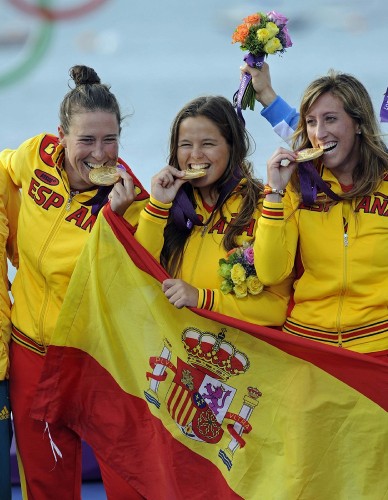 Las españolas Támara Echegoyen, Sofía Toro y Ángela Pumariega posan en el podio con el oro conseguido en la clase Match Race Elliott 6 de los Juegos de Londres 2012, disputado en Weymouth, Reino Unido hoy 11 de agosto de 2012.