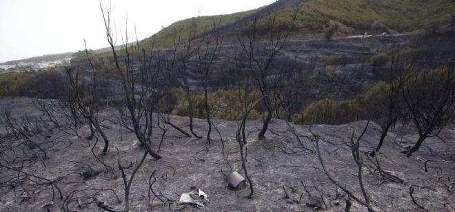 Efecto del incendio que afectaba al pueblo de Erjos en el municipio tinerfeño de El Tanque.