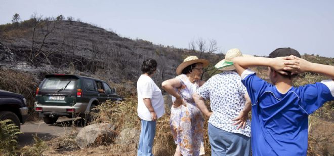 Vecinos del pueblo de Ruizgomez contemplan la zona quemada en el municipio tinerfeño de El Tanque.