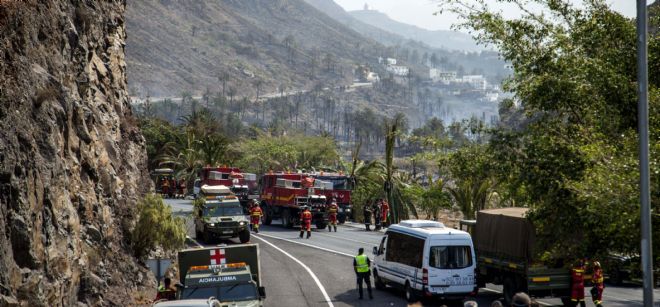 Varios coches de bomberos cortan el tráfico en el límite del incendio forestal en la isla de La Gomera en la Casa de la Seda de Valle Gran Rey.