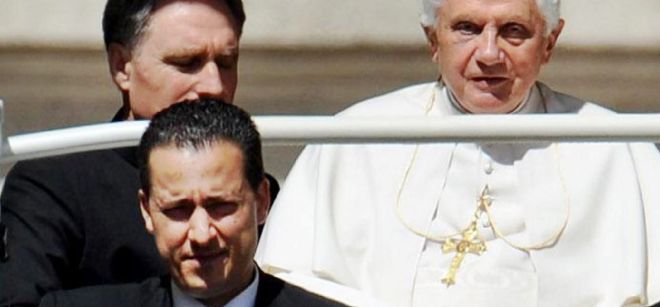 Imagen de archivo del 16 de junio de 2010, del mayordomo del Papa, Paolo Gabriele (primer plano izq.
