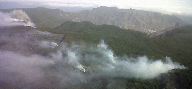 Imagen cedida por la Guardia Civil del incendio forestal que se inició en La Gomera hace nueve días.