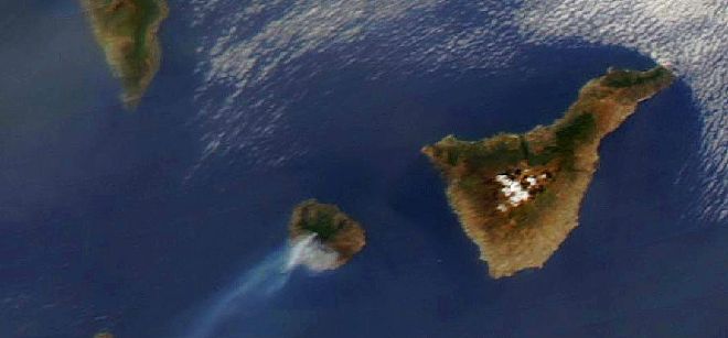 Imagen tomada por el satélite Terra de la NASA tomada a las 12.15 UTC sobre las Islas Canarias, en la que se aprecia la fumarola de humo que desprende el incendio de La Gomera.