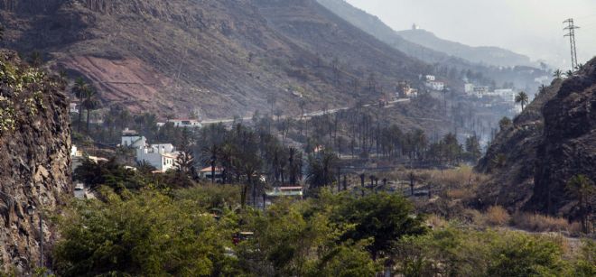 Vista del límite del incendio forestal ayer en la isla de La Gomera en la Casa de la Seda de Valle Gran Rey.
