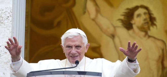 El papa Benedicto XVI saluda.