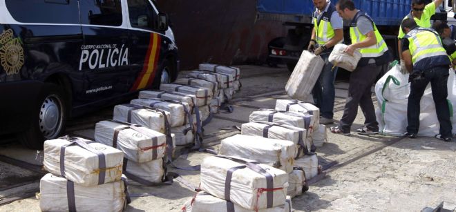 Varios agentes descargan en el puerto de Cádiz la importante cantidad de cocaína hallada a bordo de un mercante interceptado en alta mar por el Grupo Especial de Operaciones de la Policía.