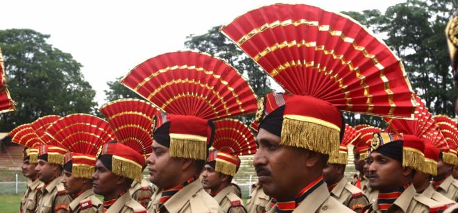 Soldados paramilitares indios marchan durante un desfile.