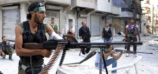 Rebeldes sirios vigilan su posición durante su lucha contra los seguidores de Bachar Al Asad en Alepo (Siria).