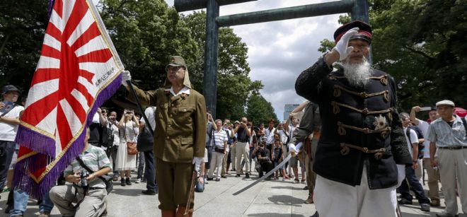 Veteranos de guerra saludan durante la celebración del aniversario 67 del fin de la Segunda Guerra Mundial.