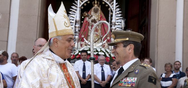 El obispo de Tenerife, Bernardo Álvarez (i), conversa con el general jefe del Mando de Canarias, el teniente coronel César Muro Benayás (d).
