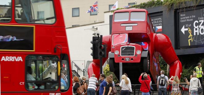 Un autobús clásico de dos pisos y otro diferente convertido artísticamente en una versión deportiva se ven hoy, viernes 27 de julio de 2012, en Londres (Reino Unido). La obra fue realizada por el artista checo David Cerny.