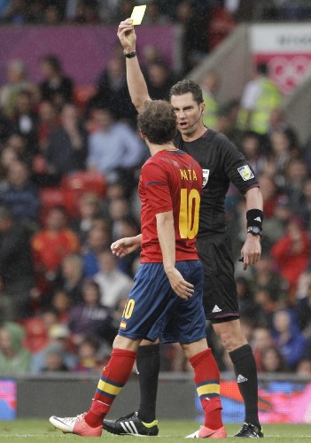 El árbitro australiano Benjamin Williams saca tarjeta amarilla al delantero español Juan Mata.
