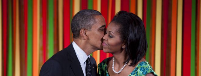El presidente de los Estados Unidos, Barack Obama, (i), besa a su esposa Michelle.
