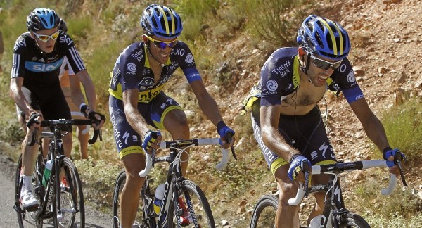 El ciclista del SAXOBANK, Dani Navarro ayuda a su compañero Alberto Contador seguido por el ciclista del SKY, Froome durante la subida a Valdezcaray.
