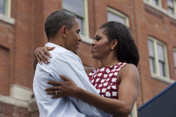 La primera dama estadounidense Michelle Obama presenta a su esposo, el presidente de los Estados Unidos, Barack Obama, al comienzo de un acto electoral.