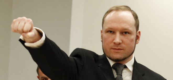 Anders Behring Breivik (c) levanta el puño.