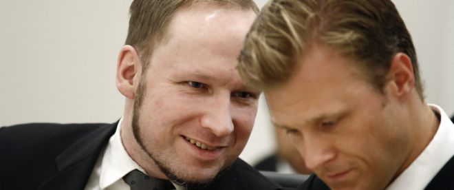 Anders Behring Breivik (i) conversa con abogado Tord Jordet.