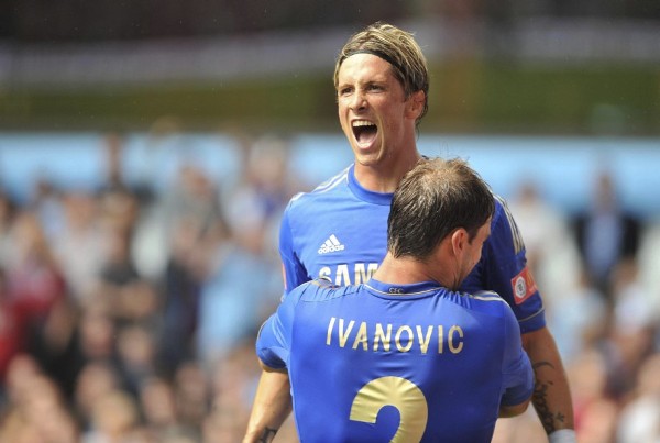 El delantero español del Chelsea Fernando Torres es felicitado por su compañero Branislav Ivanovic.