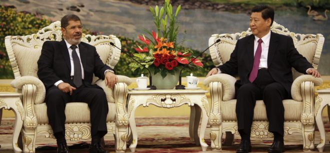 El presidente de Egipto Mohamed Morsi (i) habla con el vicepresidente de China Xi Jinping (d).