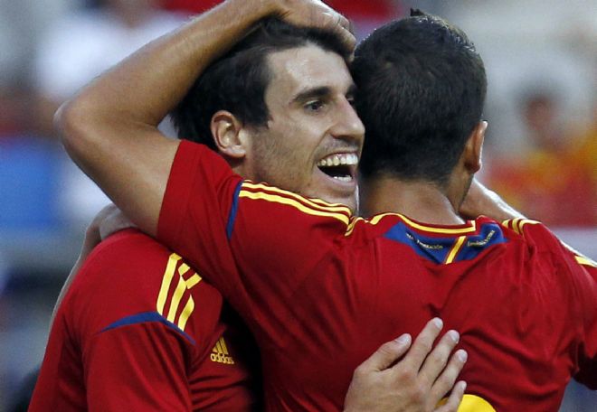 Los jugadores de la selección olímpica española, Javi Martinez y Dominguez, celebran un gol.