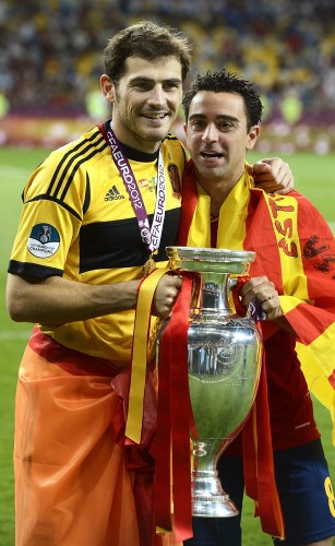 Los internacionales españoles Iker Casillas (i) y Xavi Hernández posan con la copa después de la final de la Eurocopa de fútbol 2012 entre España e Italia en el estadio Olímpico de Kiev.